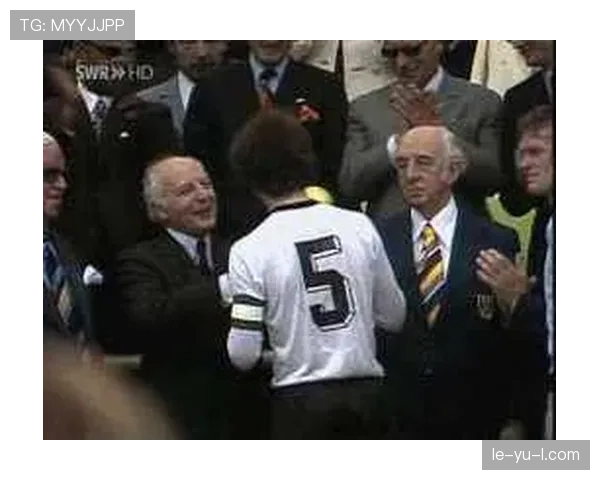 贝肯鲍尔辉煌纪念日：回顾足球皇帝激动人心的历史瞬间