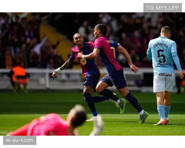 拉菲尼亚2025赛季表现抢眼，助球队领跑积分榜引热议