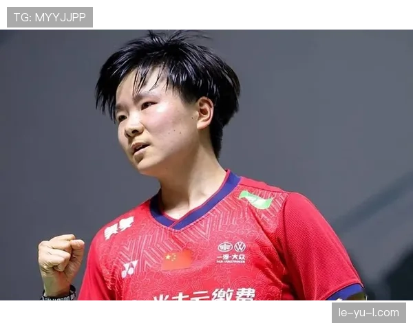 何冰娇训练完直接瘫在场边啃蛋白棒，这自律狠人连喘口气都在算卡路里？